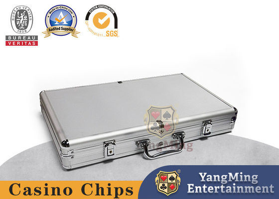 Niestandardowy Texas Hold'em Chip Box z 600 okrągłymi glinnymi żetonami i aluminiowym złowieniem do kasyna